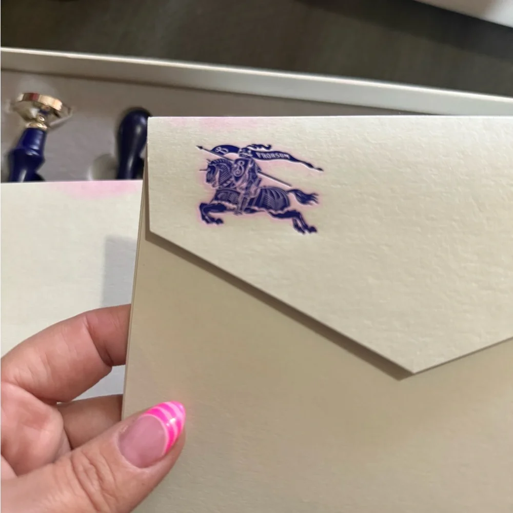 Burberry- AUTHENTIC 🍀 Cream & Navy Wax Seal Set
